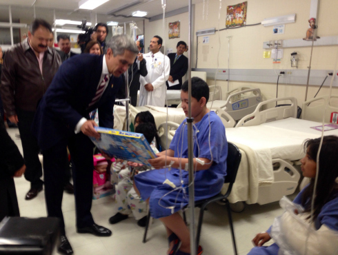 El jefe de Gobierno del Distrito Federal, Miguel Ángel Mancera, acudió al Hospital Pediátrico de Coyoacán, donde también entregó equipos especializado