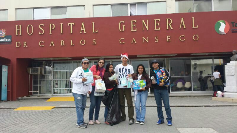 Jóvenes del grupo Pneuma Kai Zoe entregaron regalos para los bebés y sus madres.
