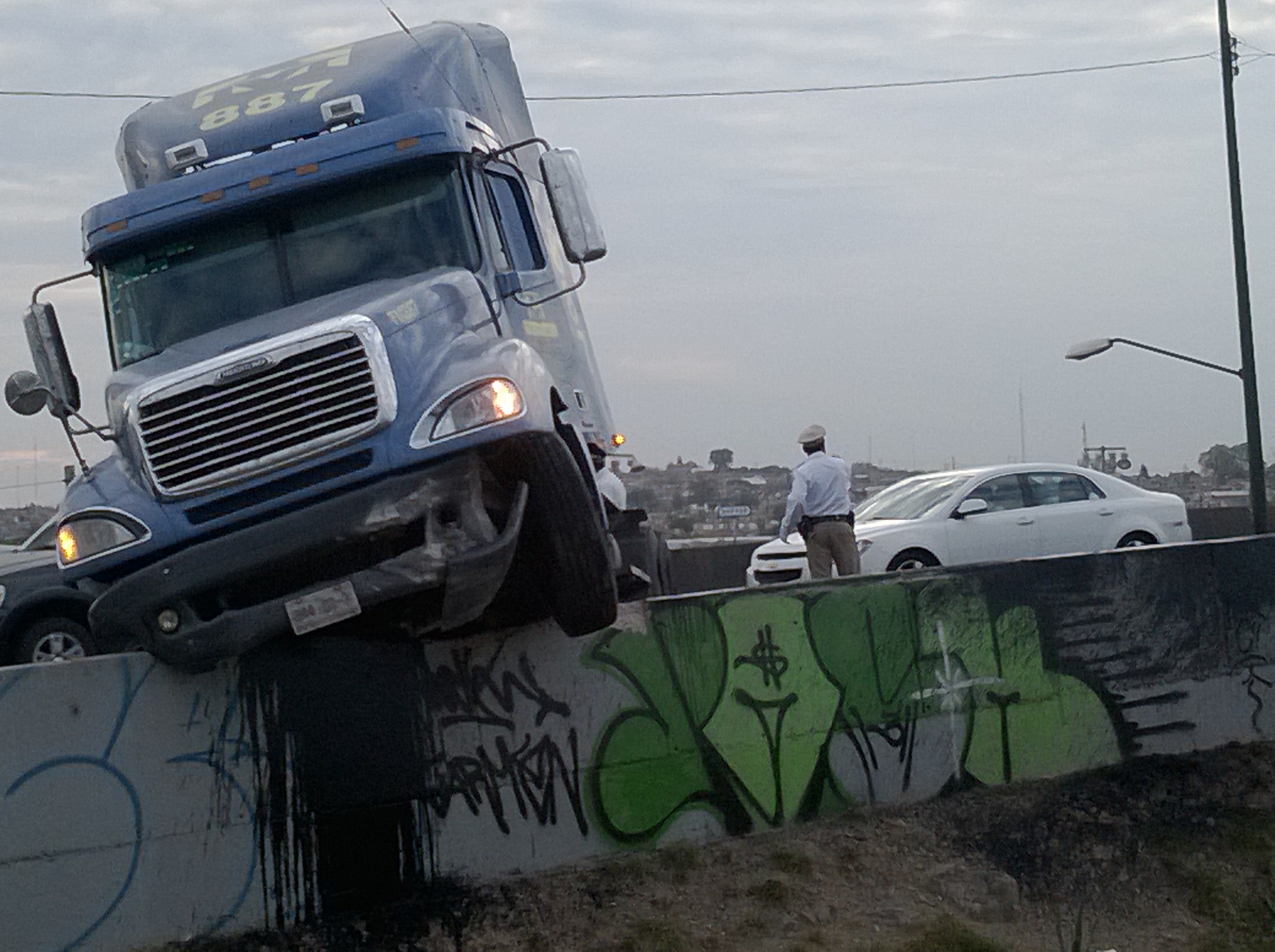 El tráiler casi cayó de un puente. 