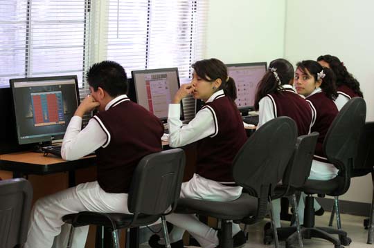 Equiparon y modernizaron bibliotecas digitales en beneficio de 122 mil alumnos.