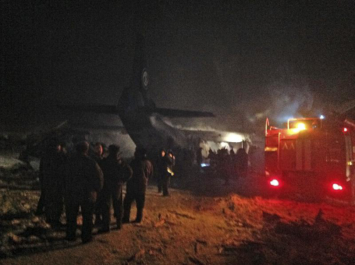 Los servicios de emergencias trabajan en el lugar donde el avión de transporte An-12 se estrelló en la región siberiana de Irkutsk, Rusia