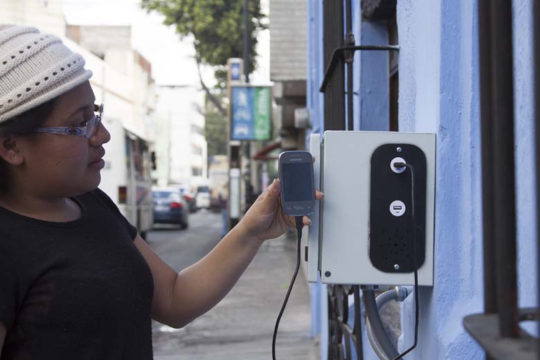 Cargador de emergencia en el primer Punto Verde en Puebla.