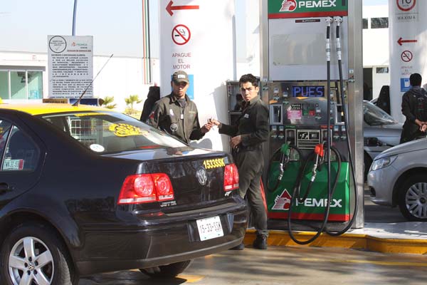 Denuncian gasolineras desabasto.