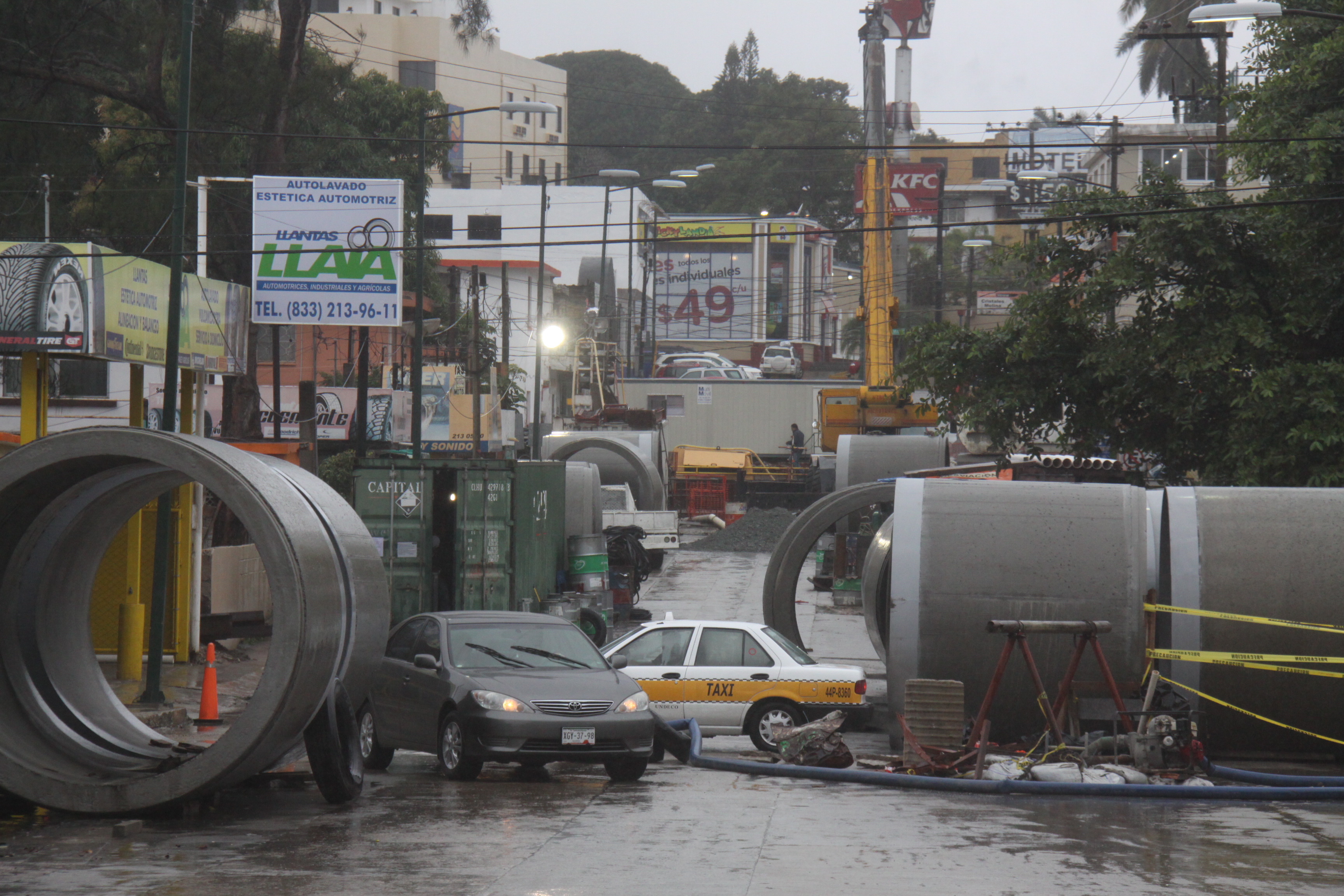 Las lluvias de los últimos días también están afectando los trabajos del dren pluvial.