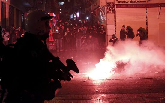 Varios manifestantes se enfrentan a la policía durante una protesta antigubernamental en Estambul 