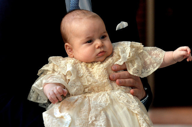 El príncipe Jorge de Cambridge en brazos de su  padre el Príncipe Guillermo 
