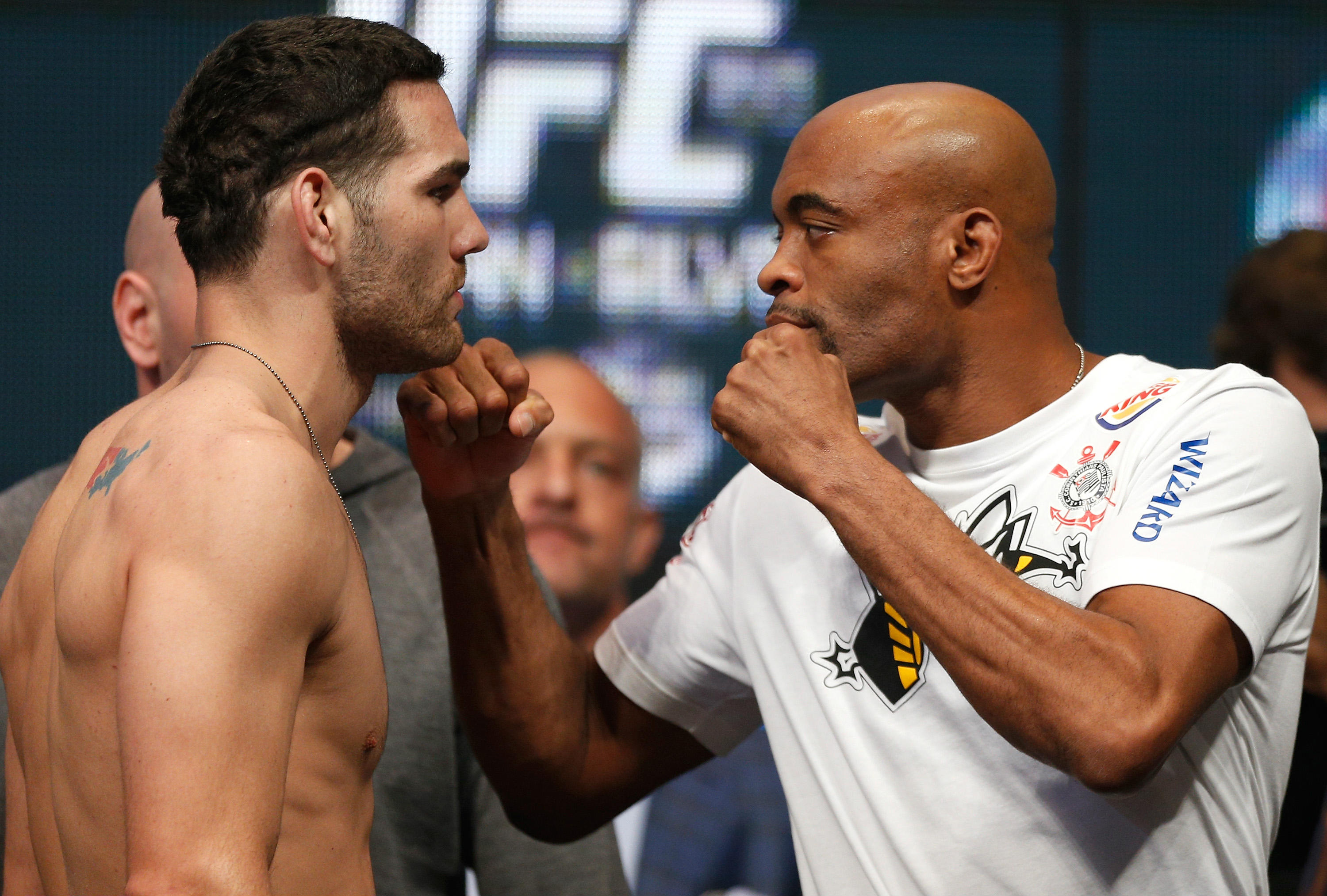 Chrid Weidman y Anderson Silva tras el pesaje