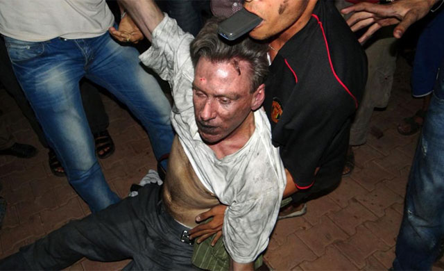 Chris Stevens, embajador estadunidense en Libia, antes de ser evacuado del consulado de EU en Bengasi                                                 