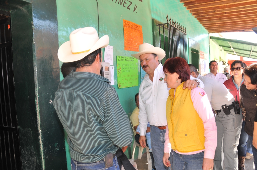 El gobernador César Duarte durante el recorrido. 