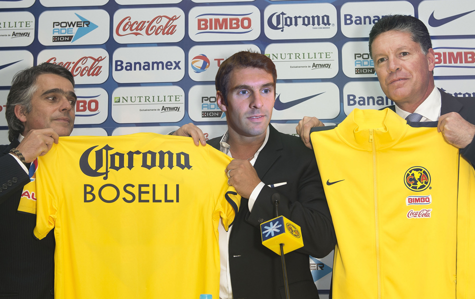 Mauro Boshelli junto a Richardo Peláez en la presentación como nuevo "aguilucho"