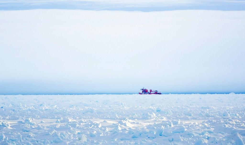 El rompehielos chino Snow Dragon se detuvo temporalmente debido a la gruesa capa de hielo.