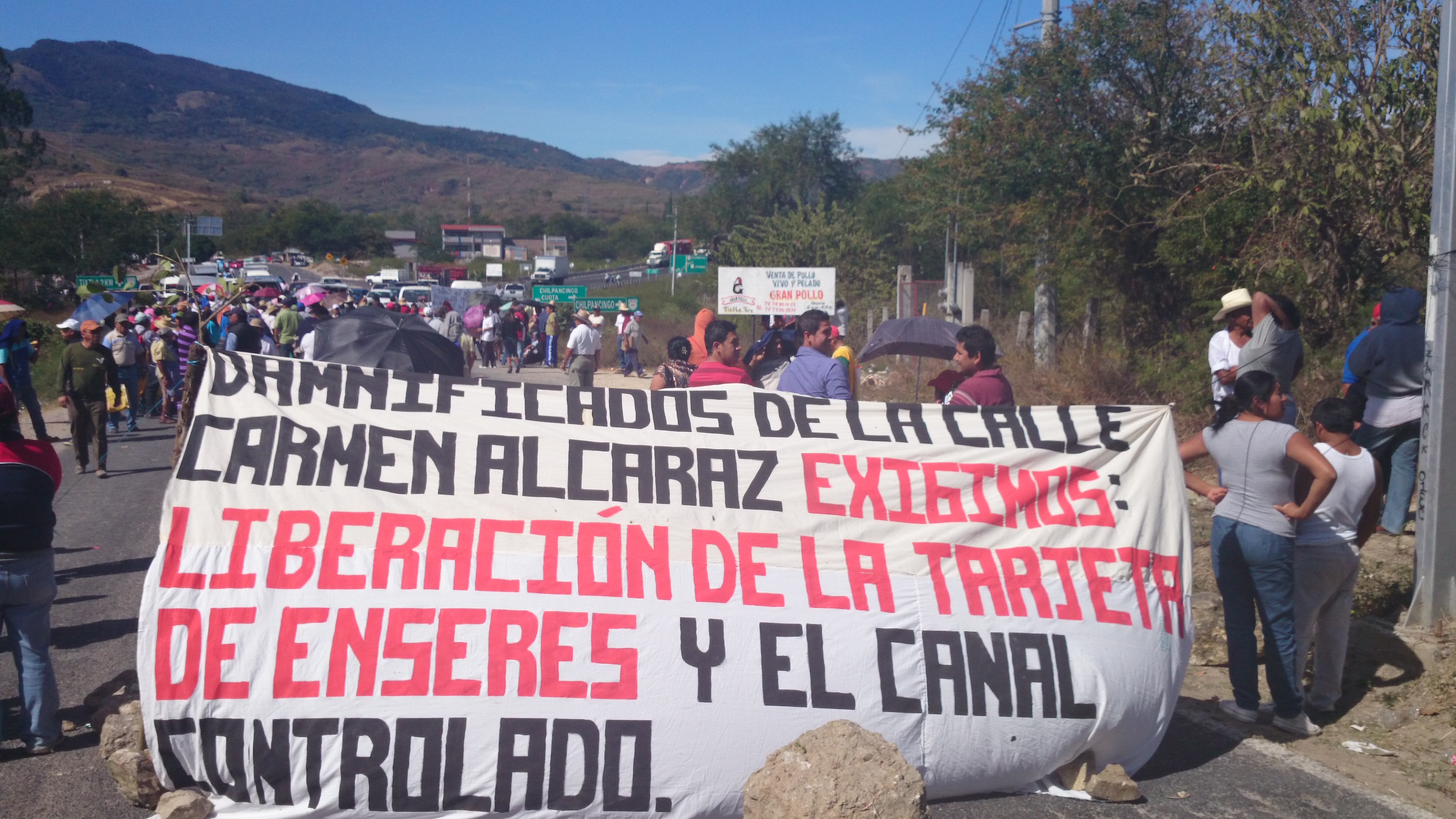 Damnificados de Guerrero protestan en la Chilpancingo-Tlapa 