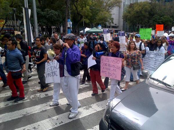 Los padres de Yakiri al frente de la marcha