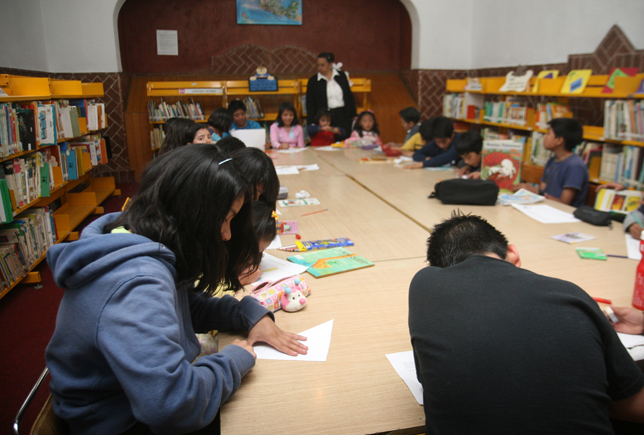 Niños en talleres grupales.