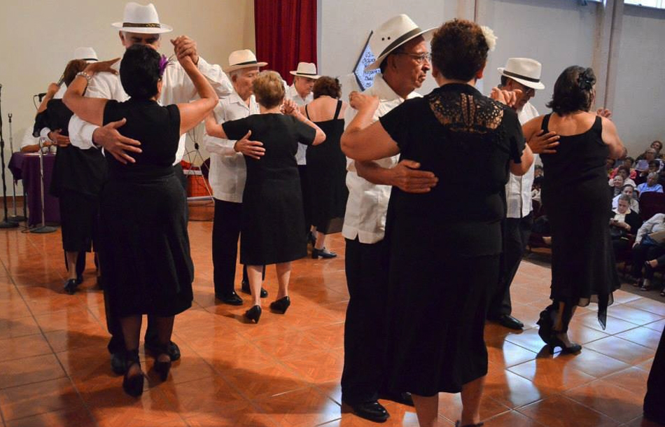 Bailar les ayuda a tener una actividad física y también como forma de entretenimiento.