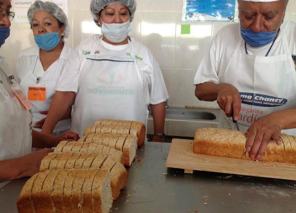 Los abuelitos aprenden panadería y carpintería en el centro.