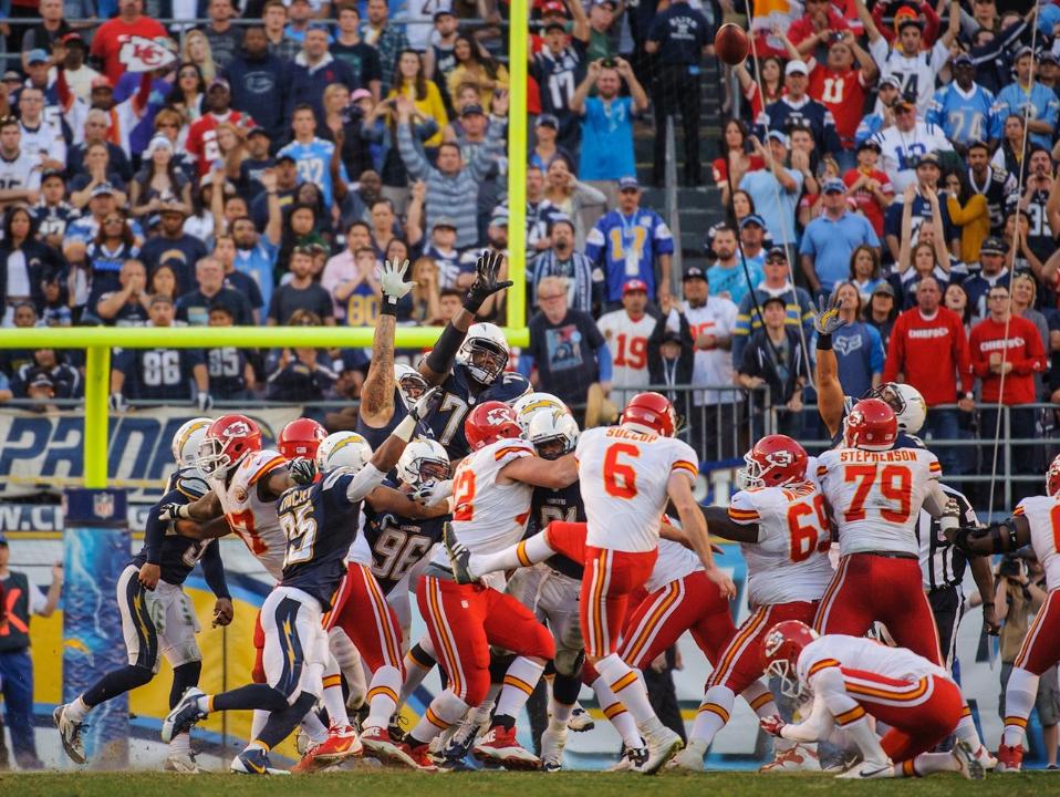 NFL admite error arbitral en gol de campo de Chiefs ante Chargers