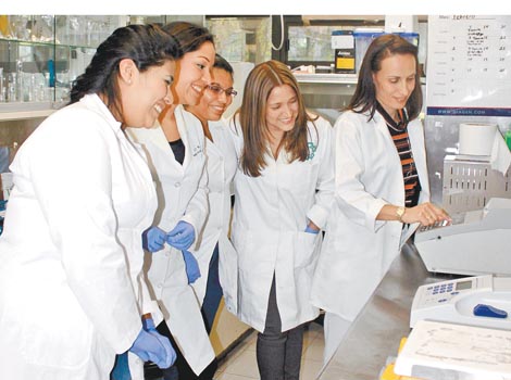 Este año hubo 550 alumnos de maestría y 355 de doctorado.