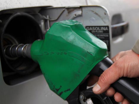 Las alzas a la gasolina se mantendrán a menor grado.