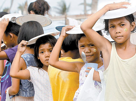 Niños filipinos pasaron la Navidad en refugios por el tifón Haiyan.