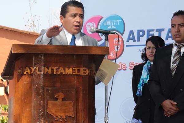Valentín Gutiérrez, rindió protesta como alcalde de Apetatitlán.
