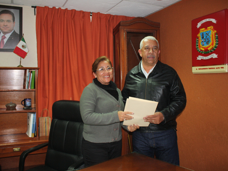 La alcaldesa Rosaura Miranda, entregó nombramiento como presidente del DIF  a su esposo Tomás García.