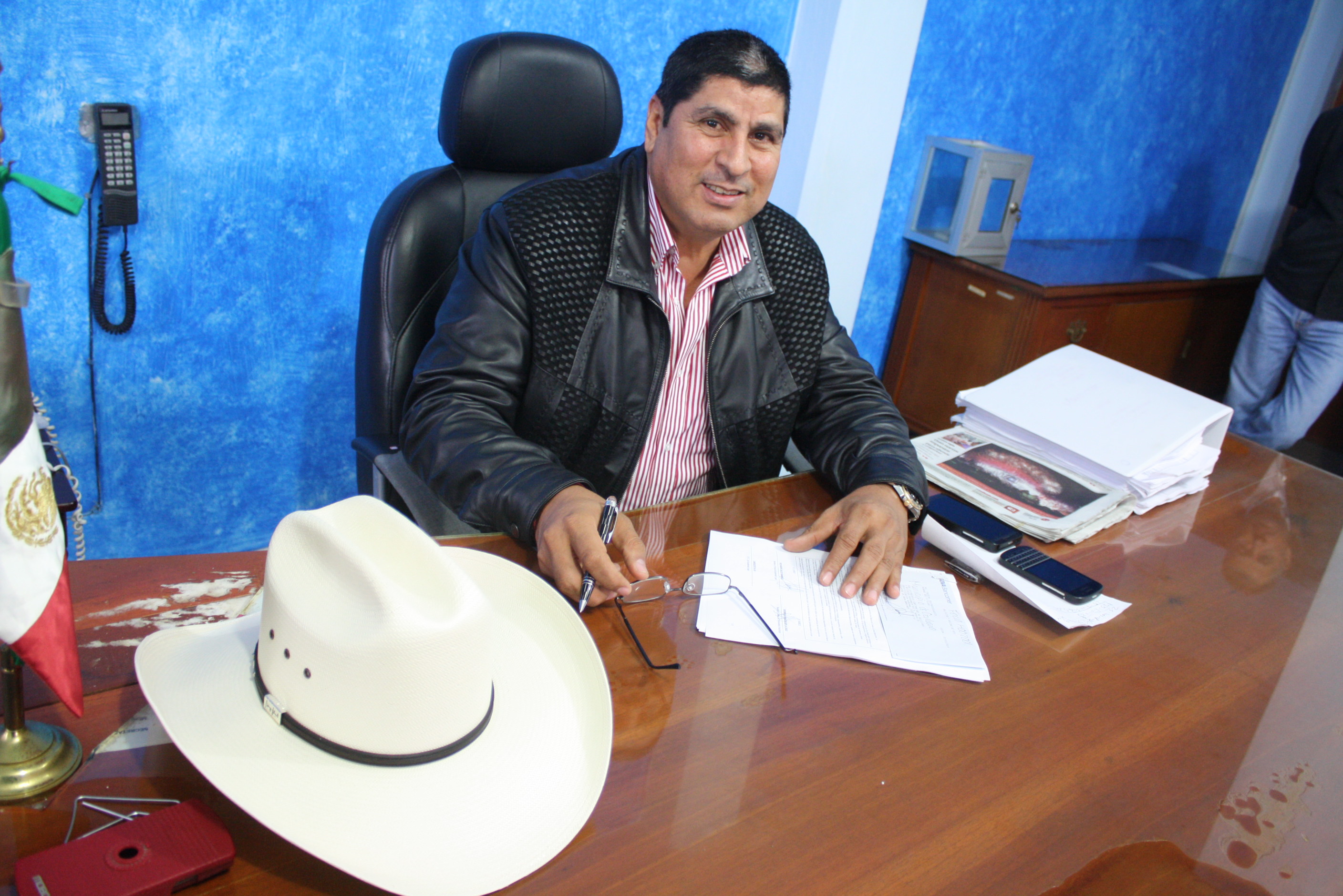 En un escritorio viejo está despachando el alcalde Salvador Calles Ramírez.