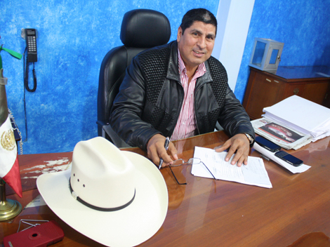 En un escritorio viejo está despachando el alcalde Salvador Calles Ramírez.