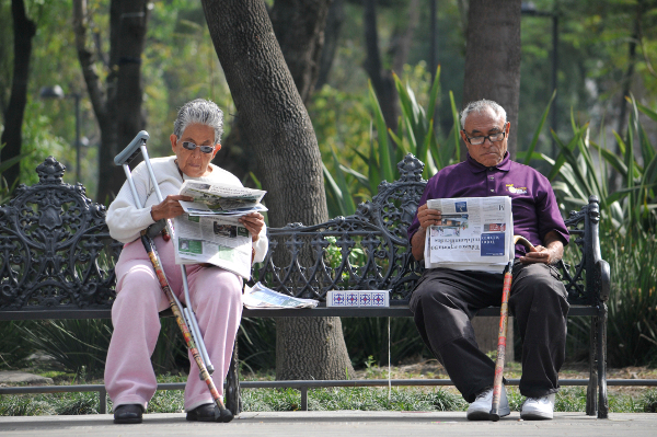 Siete de cada diez adultos centenarios en el DF es mujer