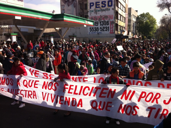 Al frente del contigente avanzan unos 20 niños