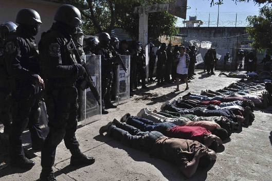 Diez personas murieron, cinco hombres armados y cuatro reos, en el Centro de Reinserción Social (Cereso) de Tuxpan, Iguala.
