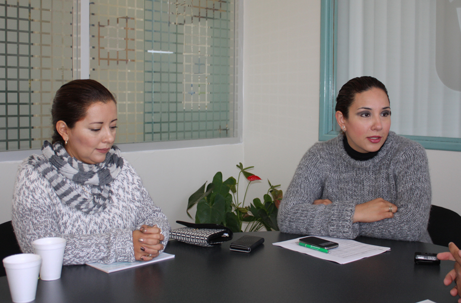 Dulce María García Aguado, directora del Centro de Seguridad Social y María de Lourdes Zamarripa de la Rosa Jefa de oficina de Bienestar Social.