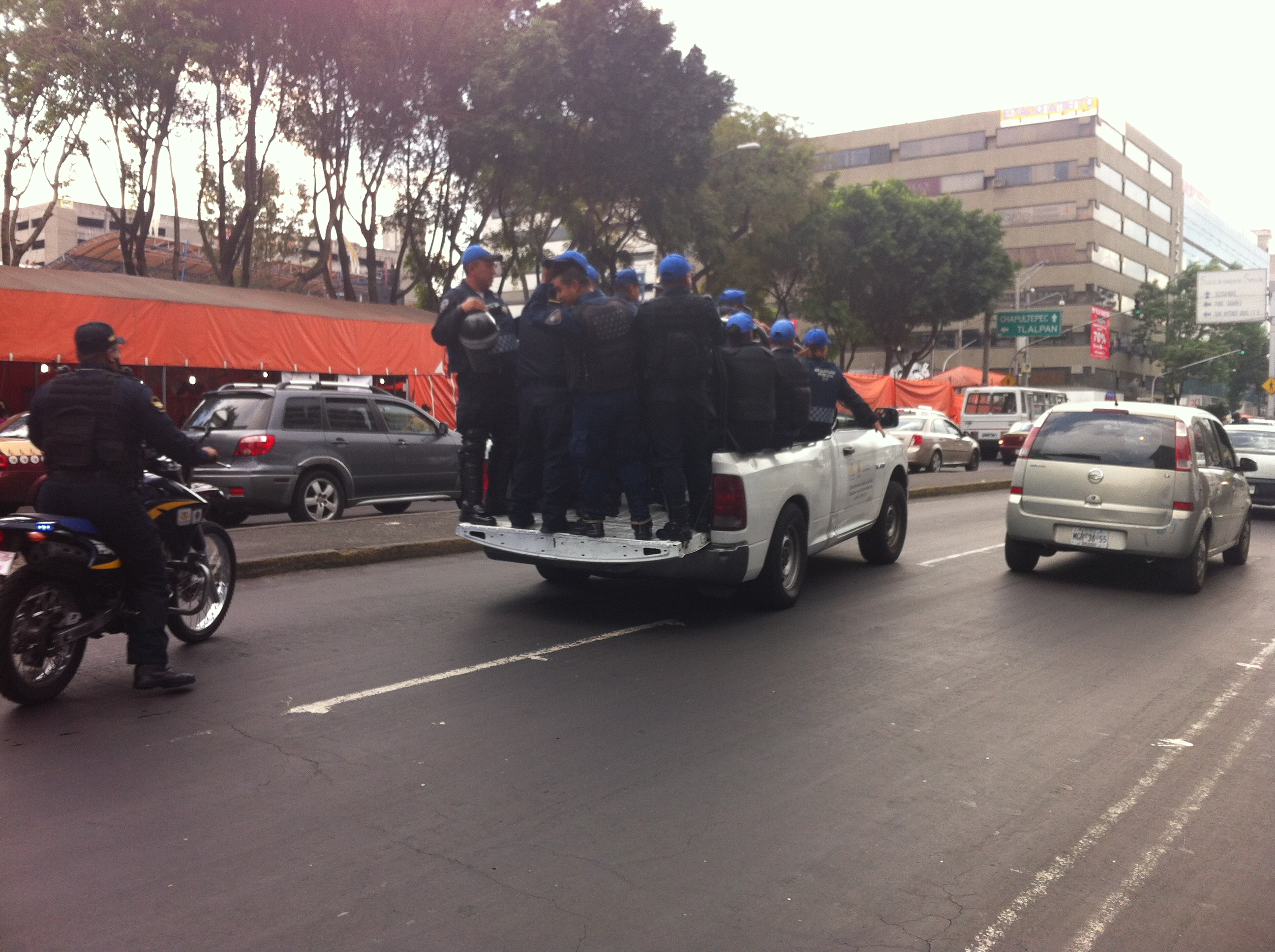 Elementos de seguridad fueron desplegados en la plaza de Pino Suarez por el desalojo de ambulantes