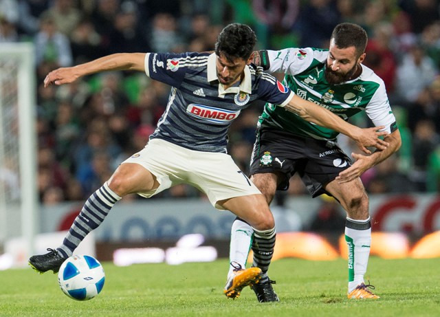 Rafael Márquez Lugo y Marc Crosas pelean el balón