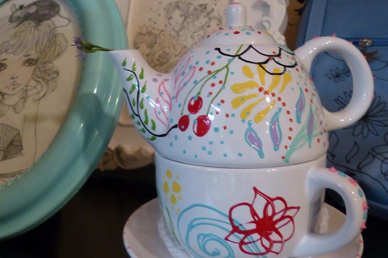 También hace diseños en tazas.