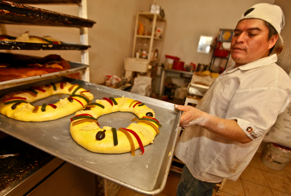 Preparan tradicional rosca de reyes 