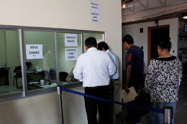 Burócratas del estado atendiendo a ciudadanos.