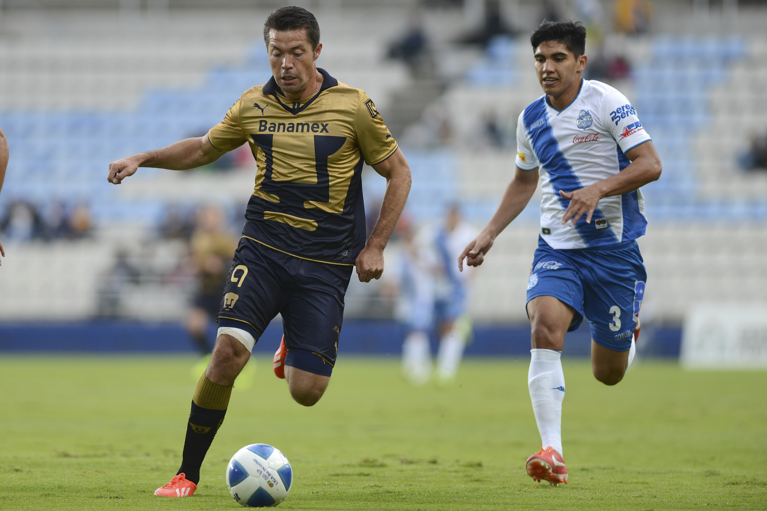 Dante López y Uriel Alvarez disputan el balón 