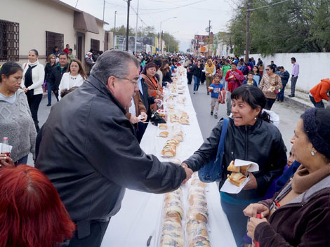 El alcalde Raymundo Flores encabezó el acto.