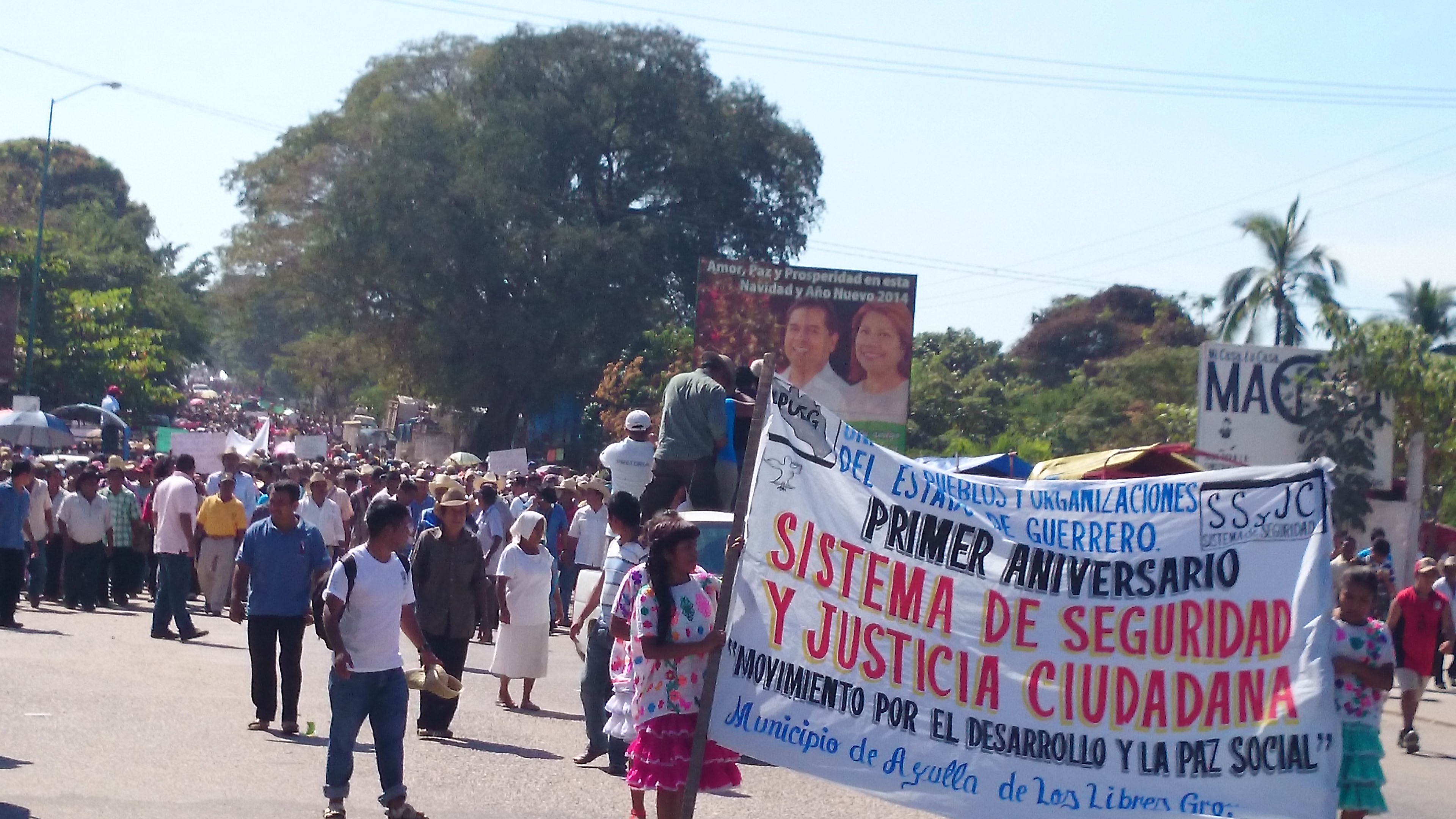 Más de 4 mil policías comunitarios marchan en Guerrero 