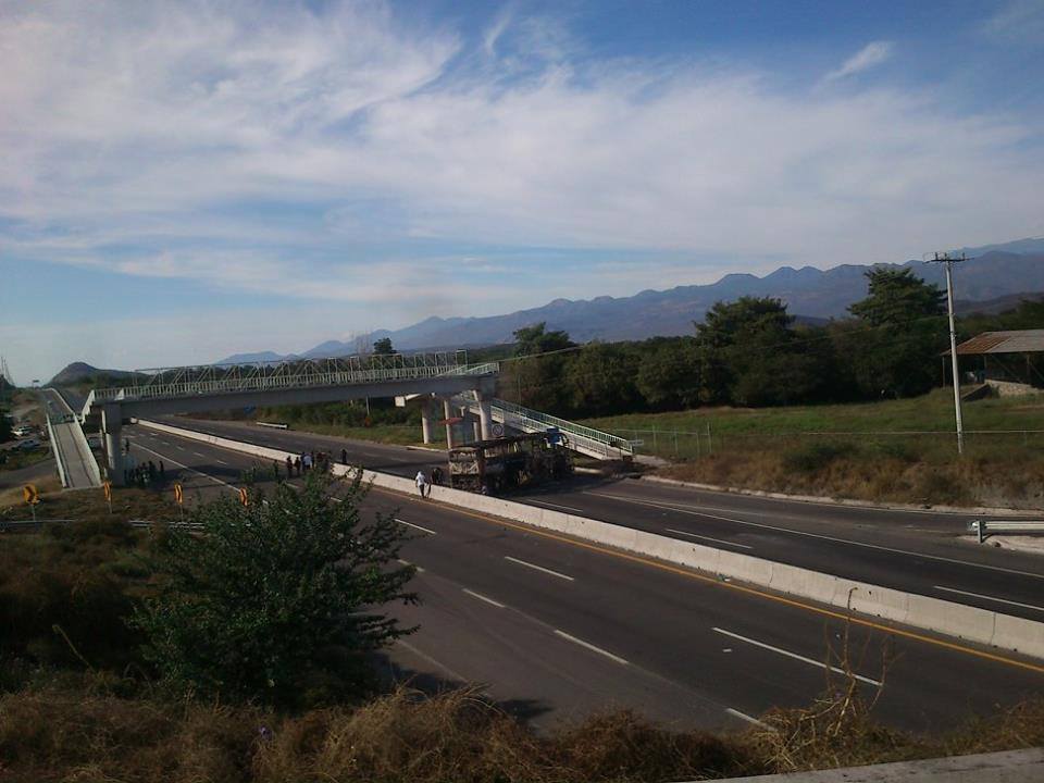 Queman autobuses en Parácuaro, Michoacán 