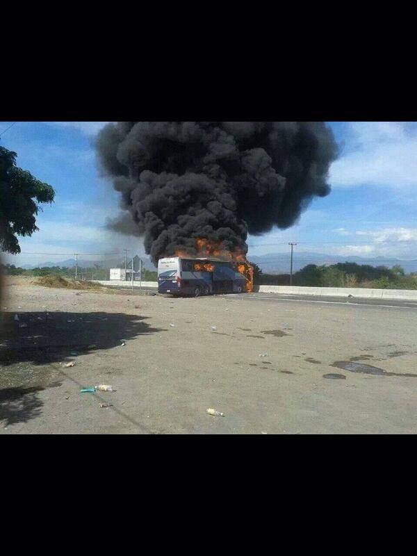 Queman autobuses en Parácuaro, Michoacán 