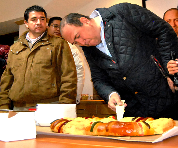 Dentro de sus actividades, el gobernador de Coahuila partió la tradicional Rosca de Reyes.