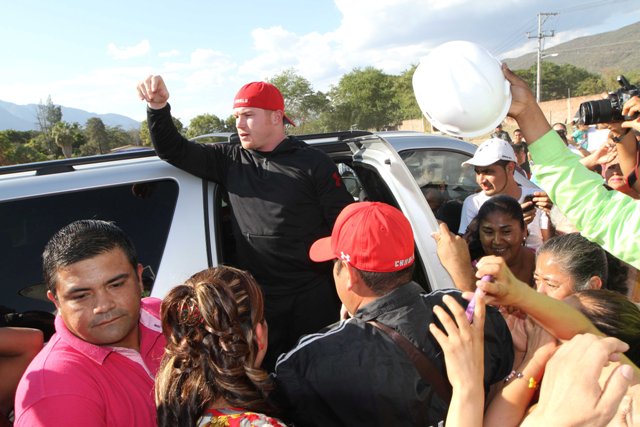 'Canelo' Álvarez cumple con la promesa de ayudar a las familias damnificadas