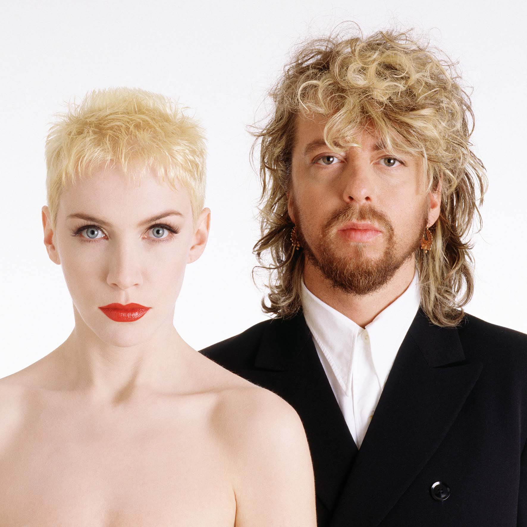 Eurythmics lanzó su disco de debut en 1981.
