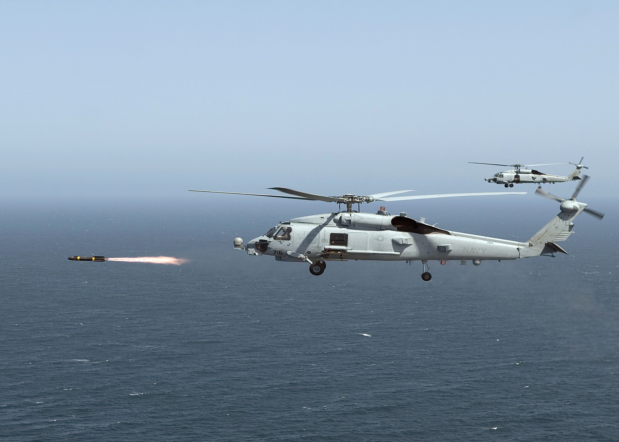 Un helicóptero MH-60R Seahawk lanza un misil Hellfire durante una misión de entrenamiento cerca de San Diego, California, el 23 de abril de 2008 