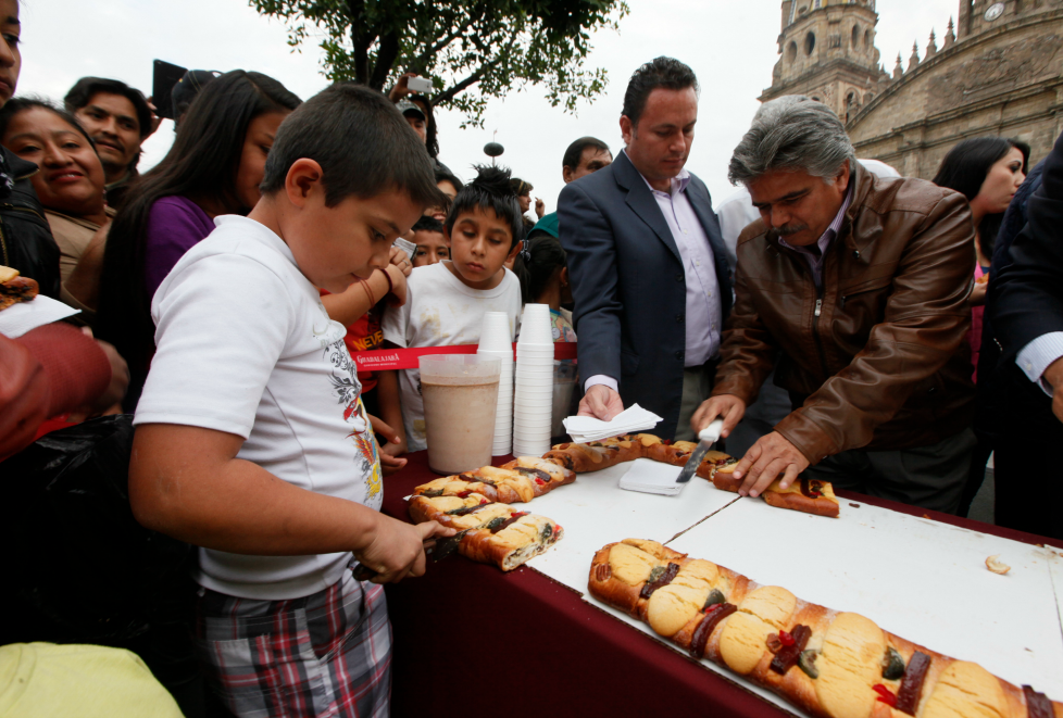 Los tapatíos pudieron comer un pedazo de rosca. 