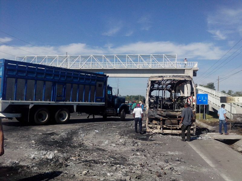 Los manifestantes exigen que el gobierno federal atienda sus demandas en contra de los grupos de autodefensa