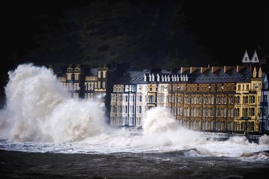 Olas "gigantes" provocaron inundaciones en algunas zonas costeras del Reino Unido.