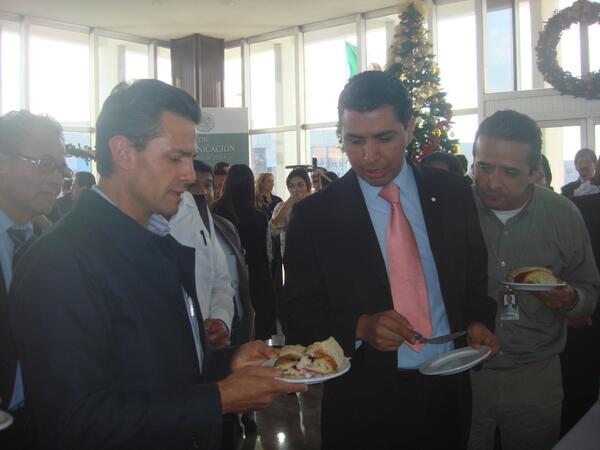 Peña Nieto partió la Rosca de Reyes y sacó el muñeco. 